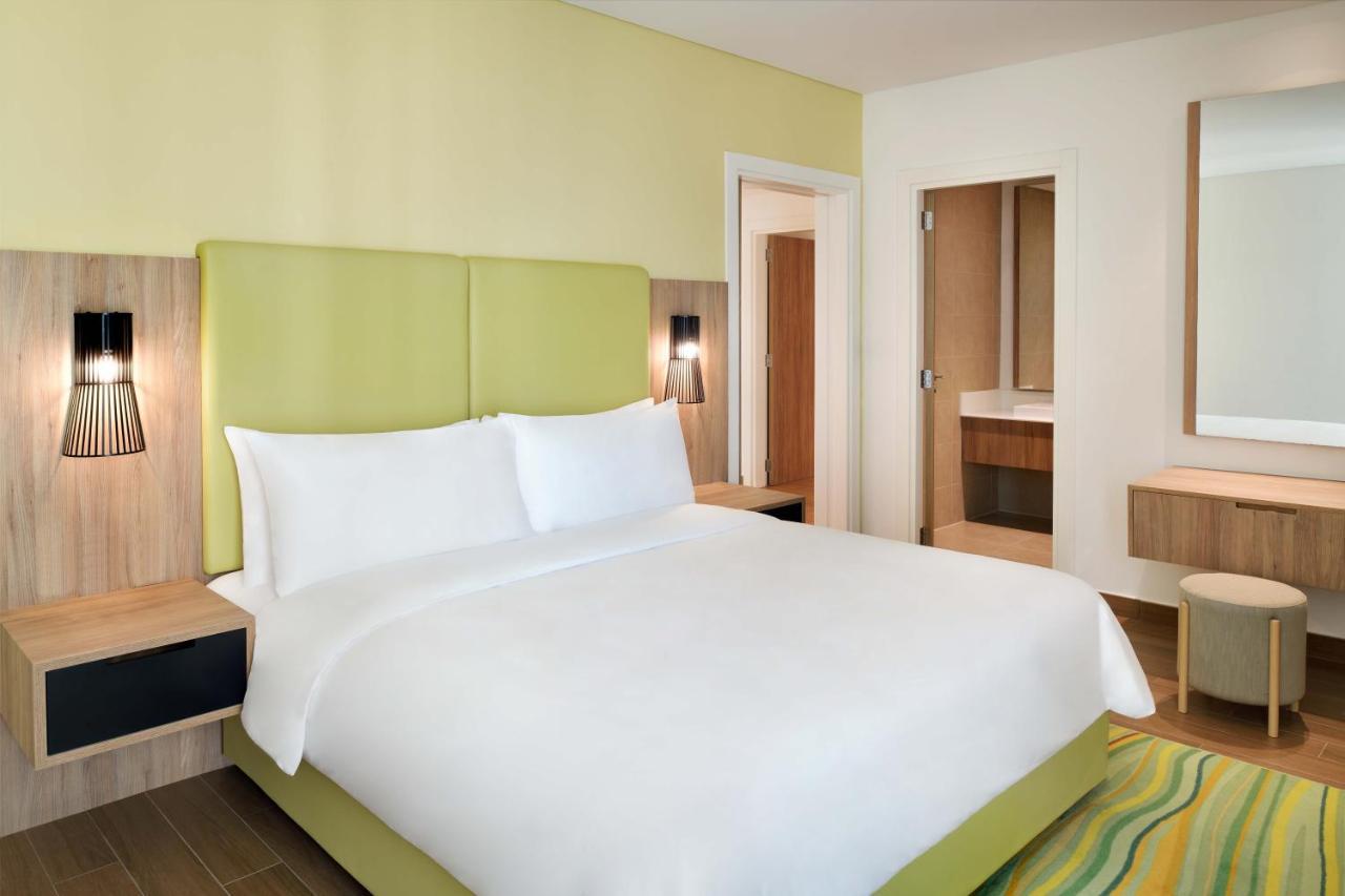 Element By Westin City Center Ντόχα Εξωτερικό φωτογραφία A typical bedroom at an extended stay hotel