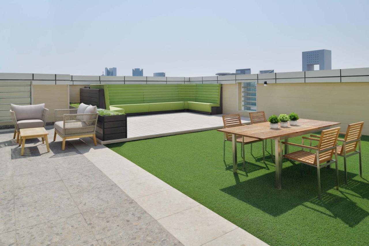Element By Westin City Center Ντόχα Εξωτερικό φωτογραφία Artificial grass on a rooftop