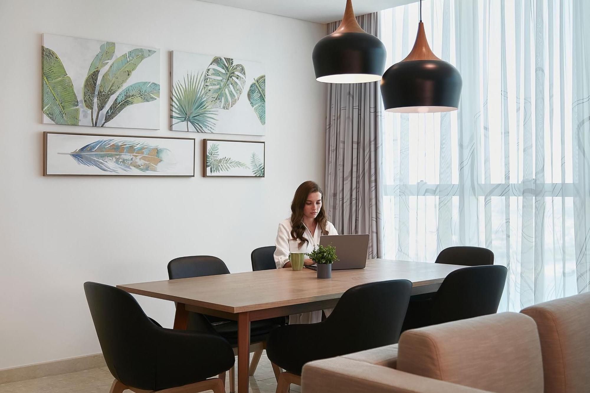 Element By Westin City Center Ντόχα Εξωτερικό φωτογραφία A woman working at home